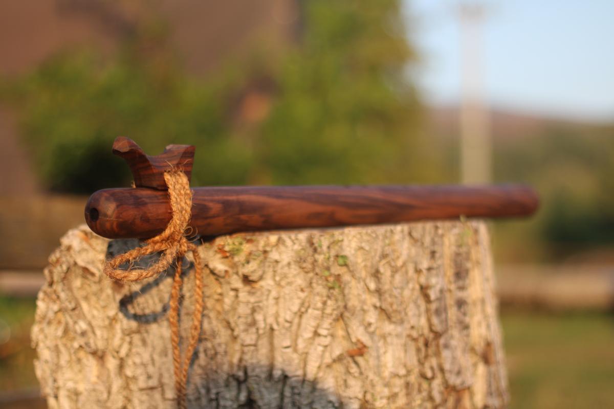 Low B - Walnut B Indijanska flauta - Native American style s pet rupa